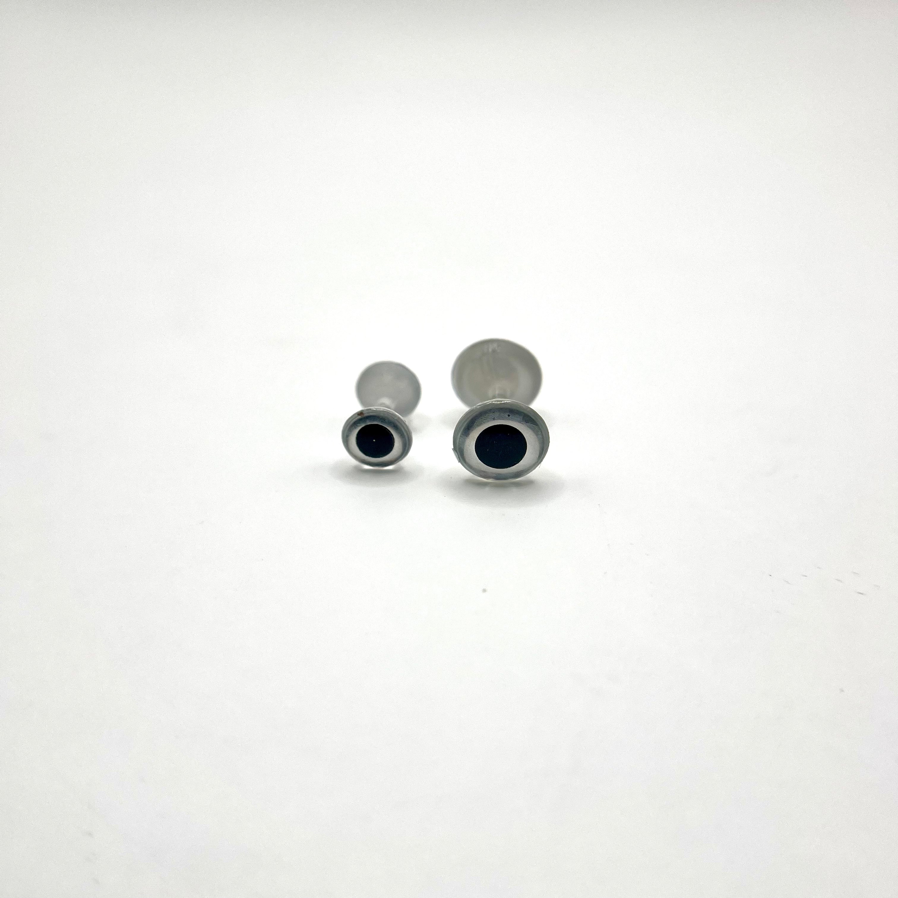 Weightless 3D dumbbell eyes in silver finish with high-definition domed pupil, designed for lifelike baitfish fly patterns.