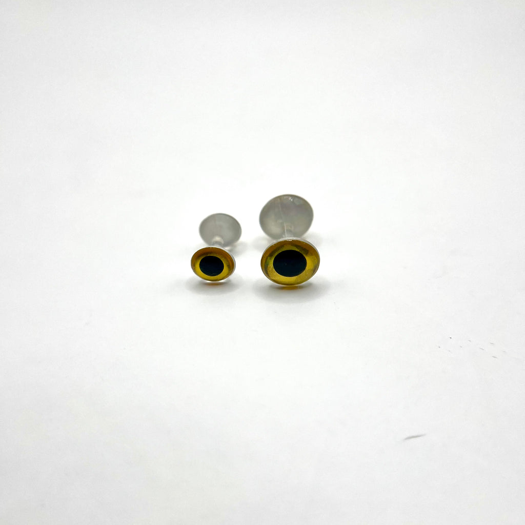 Weightless 3D dumbbell eyes in gold finish with reflective 3D dome, ideal for adding warm flash to inshore baitfish flies.