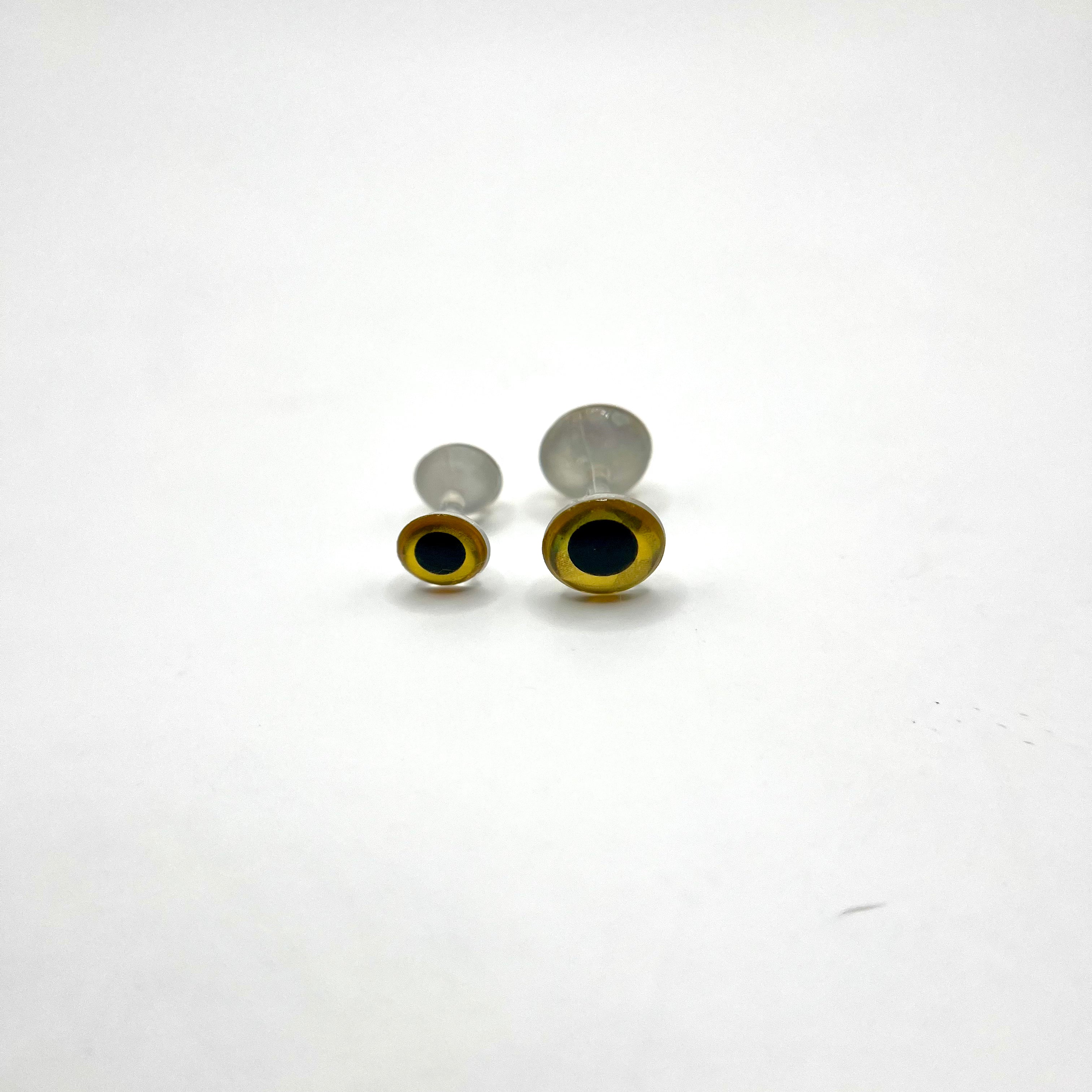 Weightless 3D dumbbell eyes in gold finish with reflective 3D dome, ideal for adding warm flash to inshore baitfish flies.